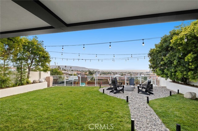 Building Photo - 807 N Paulina Ave