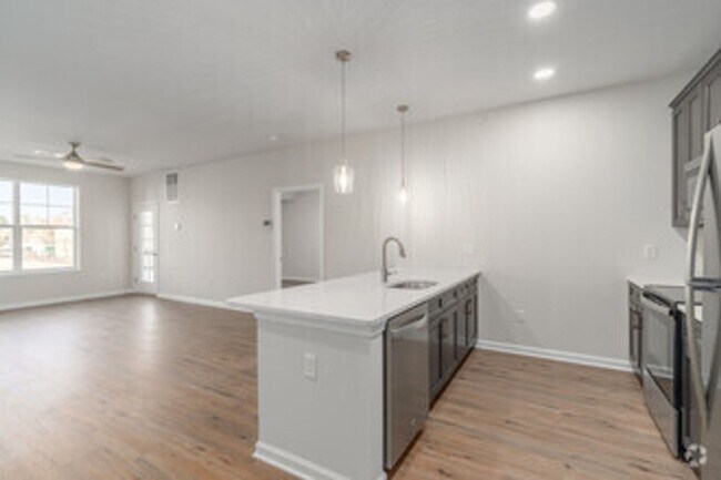 Building Photo - First Floor Luxury Flat