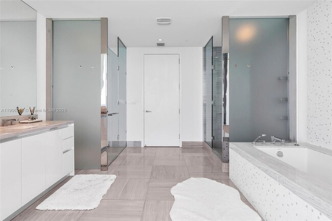 Building Photo - 16901 Collins Ave