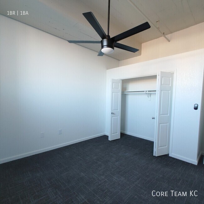 Building Photo - 320 W 7th St