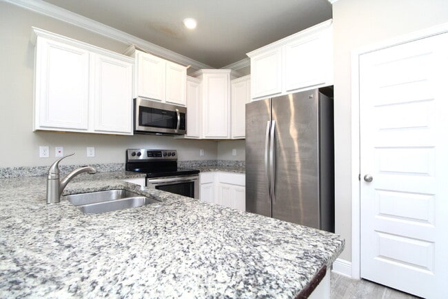 Building Photo - Spacious 3-Bed, 2.5-Bath Townhome Steps from Blue Wahoos Stadium & Palafox Street with Upgraded K...