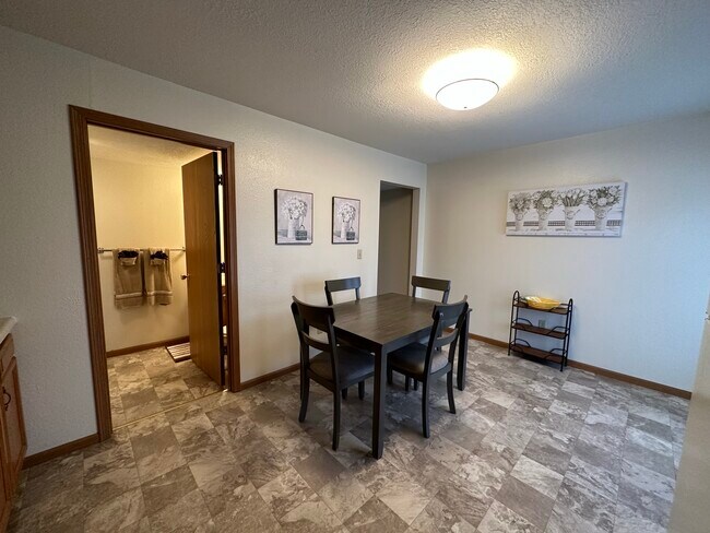 Building Photo - 601 W Scott St