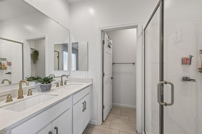 Building Photo - 36354 W San Clemente Ave