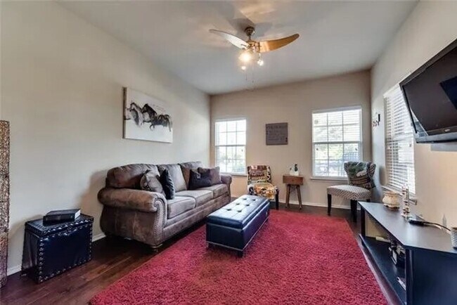 Building Photo - Ready Now- Beautiful 3 bed, 2bath Home Loc...
