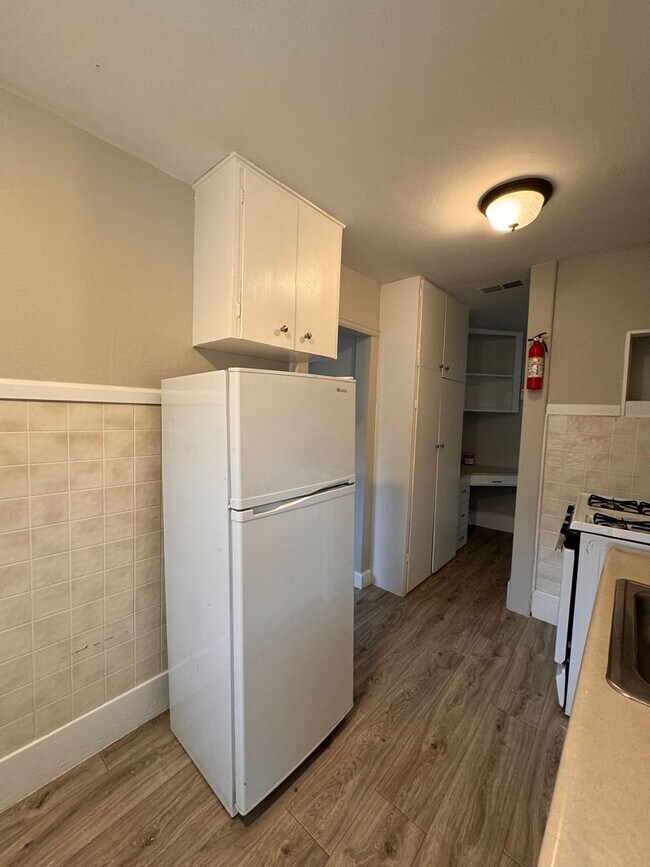 Building Photo - Manitou Springs Living!! 1 Bed 1 Bath Avai...