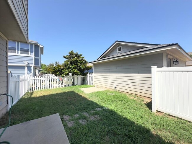 Building Photo - 513 Rolling Oak Dr