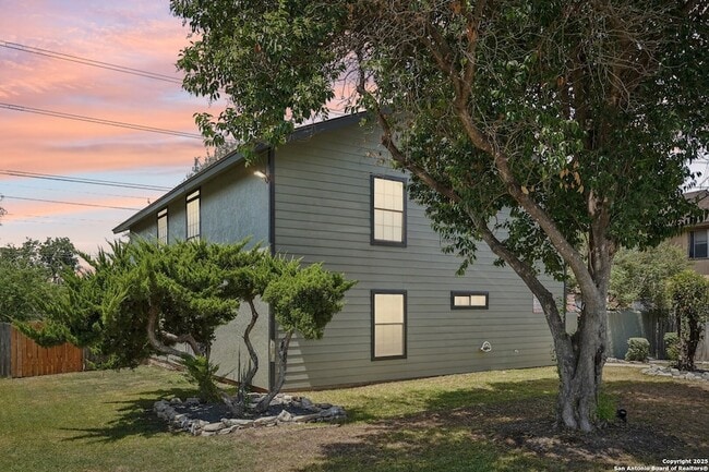 Building Photo - 10609 Starcrest Dr