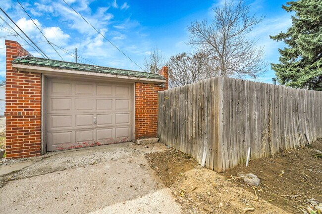Building Photo - $2,440.95, 3 bed, 1 bath located in Denver with a newly renovated kitchen and In Unit Laundry!