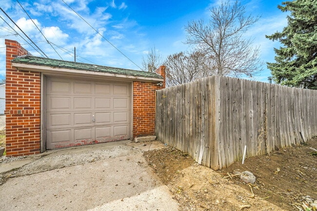 Building Photo - $2,540.95, 3 bed, 1 bath located in Denver with a newly renovated kitchen and In Unit Laundry!