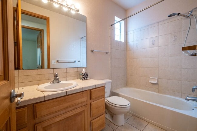 Building Photo - 4 Bed 3 Bath Home in Highlands Meadows - Windsor!