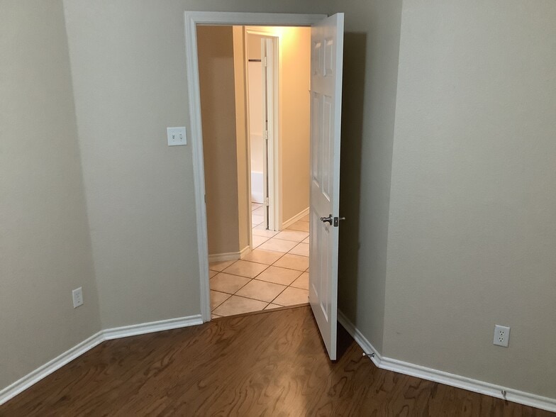 Building Photo - 4410 Shady Elm Dr