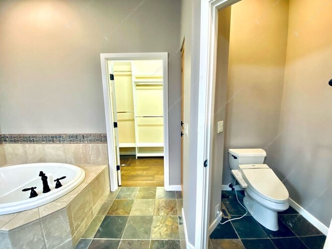 Building Photo - Experience Luxury Living in Broken Top wit...