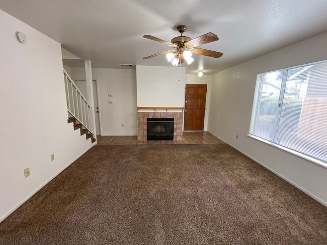 Building Photo - Charming 3 Bed/2.5 Bath on Packwood coming...