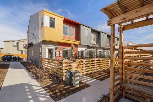 Building Photo - 3BD, 3.5BA Arvada Townhome with Patio and Yard