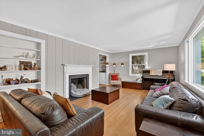 Building Photo - 7215 Rollingwood Dr