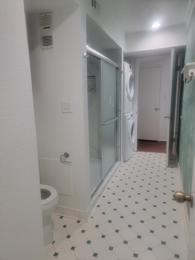 Building Photo - 3303 W Greenridge Dr