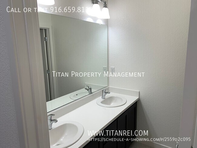 Building Photo - 1033 Oakbriar Cir