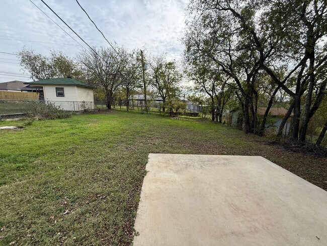 Building Photo - MOVE IN SPECIAL!! $800.00 off 1st FULL RENT!! Discover this beautifully updated 2 bed 1 bath 1 ca...