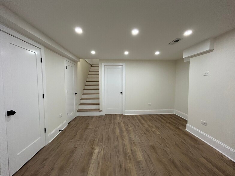 Building Photo - 4636 N Hamilton Ave