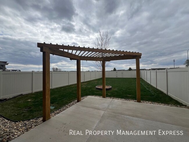 Building Photo - Modern 3 Bed, 2.5 Bath with Loft | Located...
