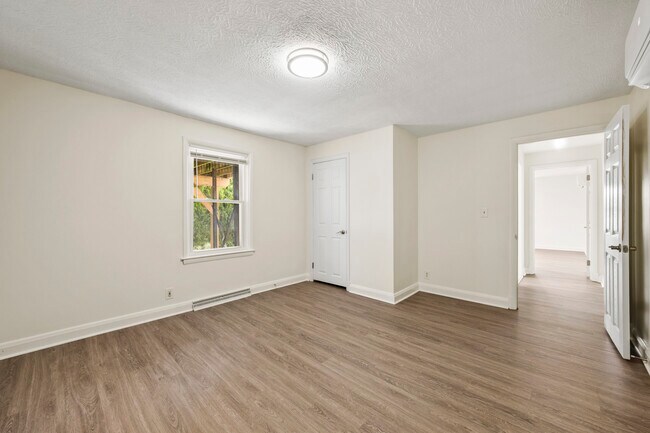 Building Photo - Dolly's