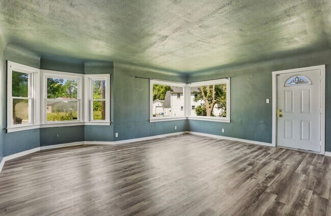 Building Photo - Charming 2 Bedroom Home Available Now!