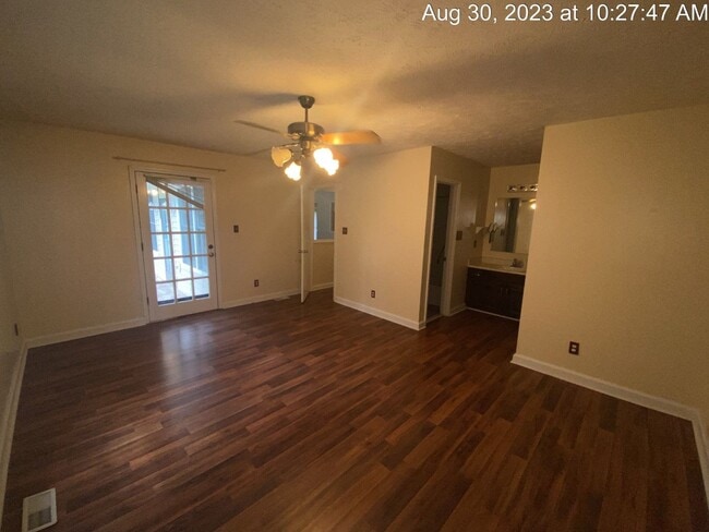 Building Photo - 429 Oakgrove Dr