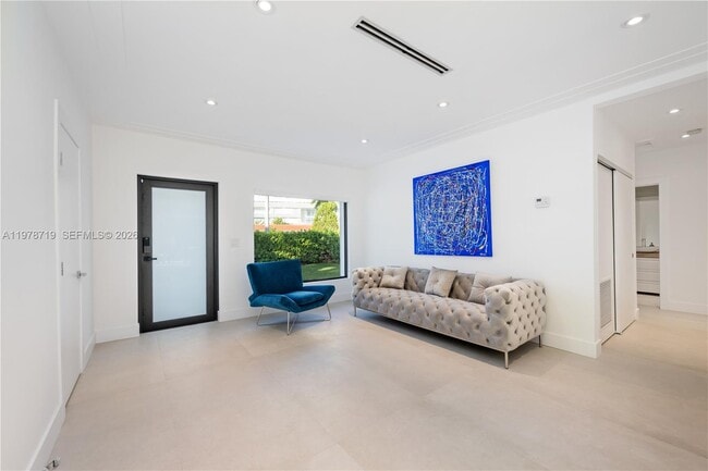 Building Photo - 900 W 47th Ct