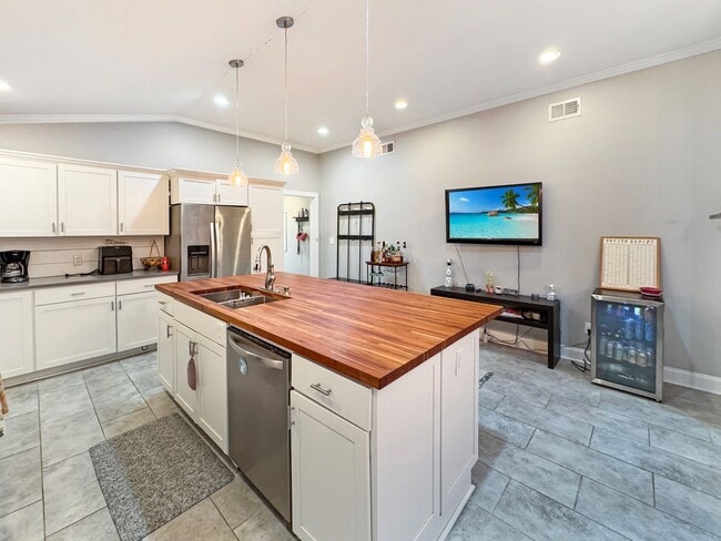 Building Photo - Large 4 bedroom, 3 bath home recently updated near Chickasaw Gardens