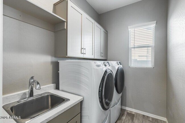 Building Photo - 2661 S Olympic Dr