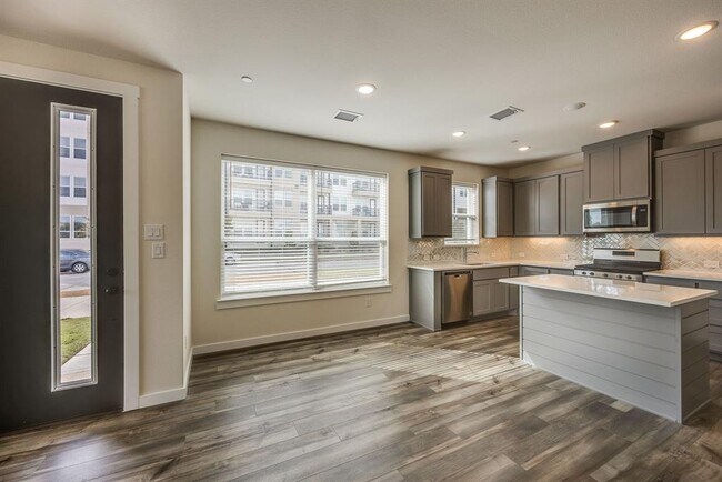 Building Photo - 1770 Thornton Dr