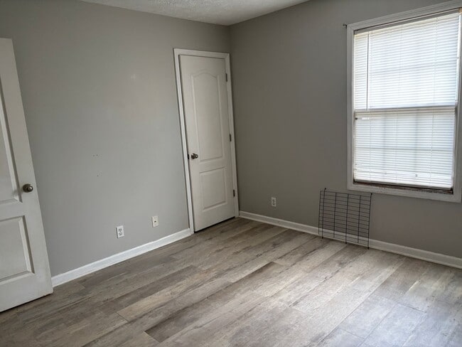 Building Photo - 2 Bedroom Townhouse