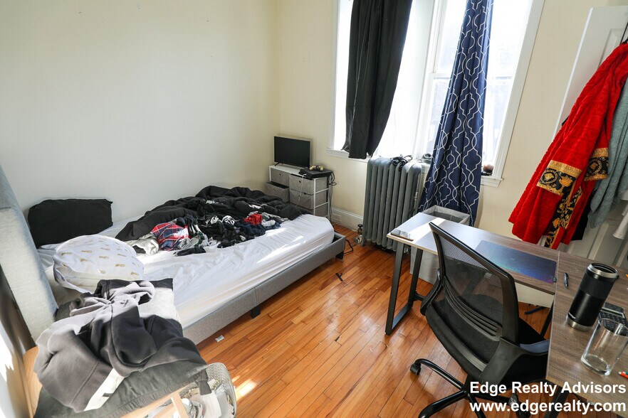 Building Photo - 132 Pleasant St