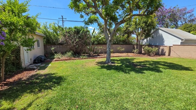 Building Photo - 2 Bed 1 Bath House By Michigan Park Available Now!