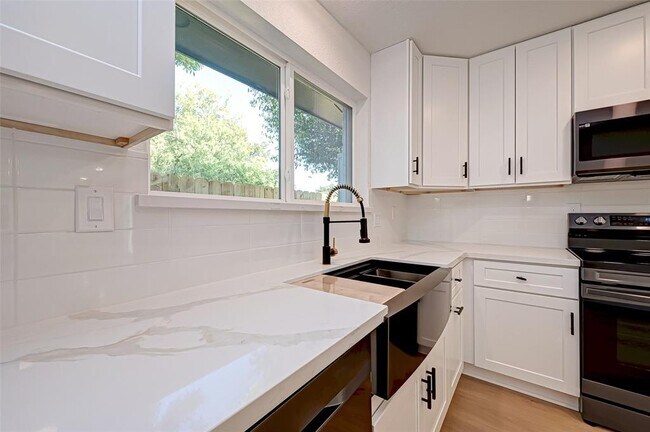 Building Photo - 7719 Dawnridge Dr