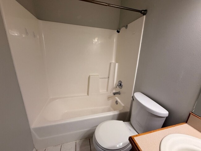 Building Photo - 301 W 16th Ct