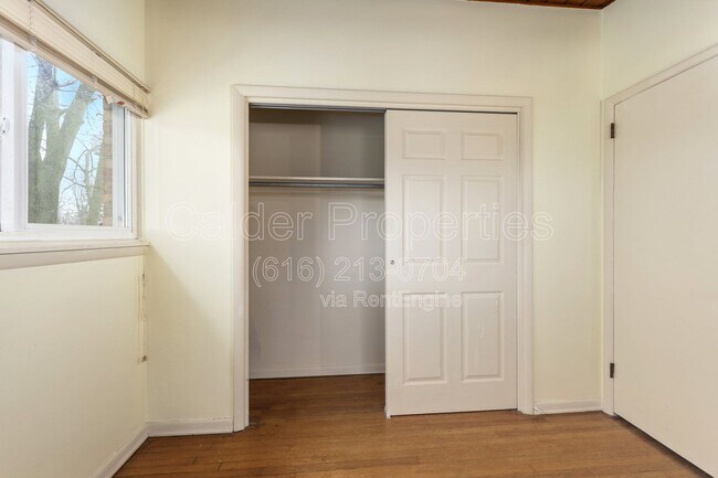 Building Photo - 841 Houseman Ave NE