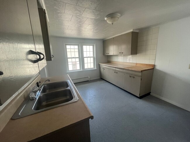 Building Photo - Spacious 1–2 Bedroom Apartment for Rent – Adams, MA