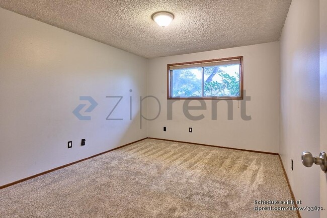 Building Photo - 3300 NE Robin Ct