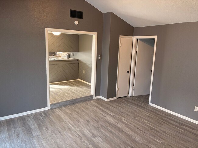 Building Photo - Lovely 3-Bedroom Ranch Style Home!