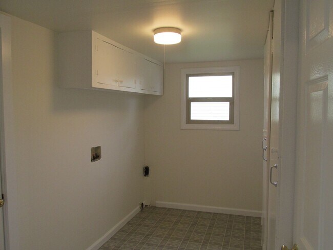 Building Photo - 2 Bedroom house in Burlington