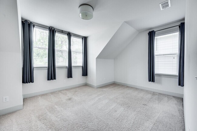 Building Photo - Beautiful 3BE/2.5BA by Invent Communities/...