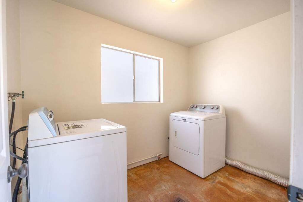 Building Photo - 616 Oak Dr