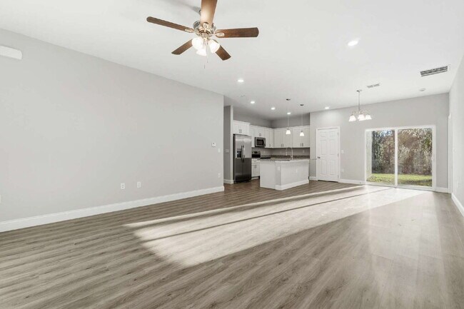 Building Photo - Nearly New 4BR Home Available Now in SW Ocala