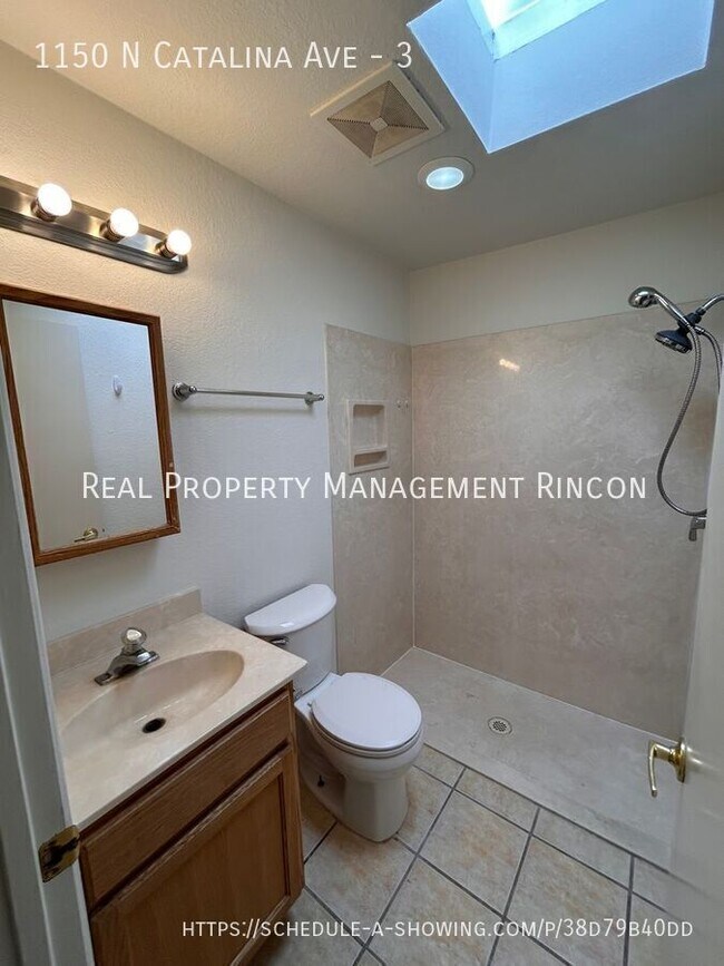 Building Photo - 1150 N Catalina Ave