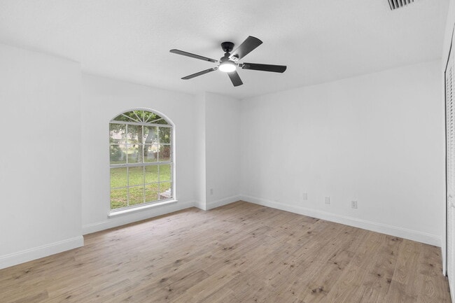 Building Photo - 2120 Lakebreeze Way