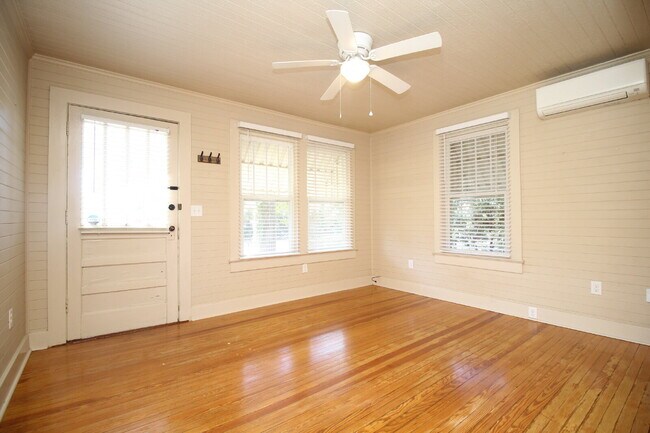 Building Photo - East Pensacola Heights 2BR Cottage Near Downtown with Heart-Pine Floors, Updated Kitchen & Rear A...