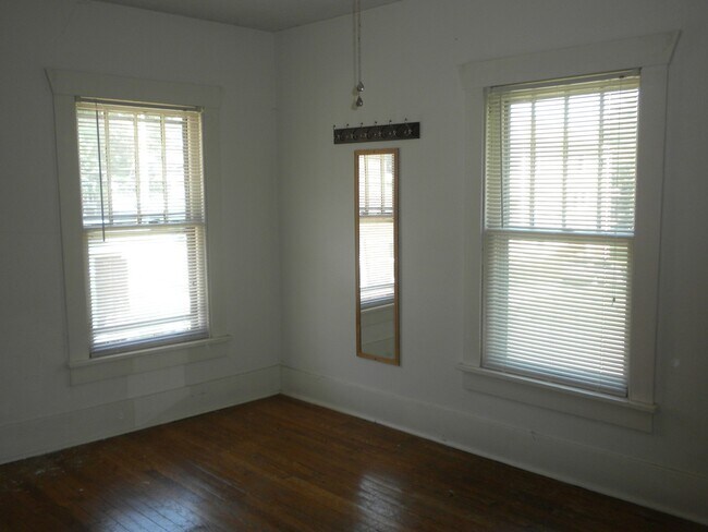 Building Photo - East Campus- 3 Bedroom Home