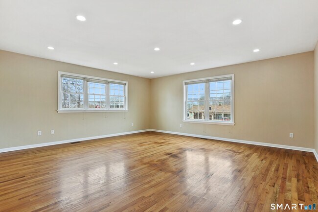 Building Photo - 1180 Main St