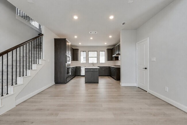 Building Photo - 205 Midnight Trl